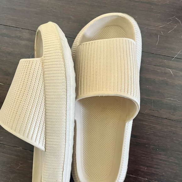 Cloud Slippers - Picture 2 of 3